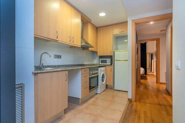 Fridge, microwave, oven, stovetop - Eixample perfect 2 bedroom with terrace (Barcelona)