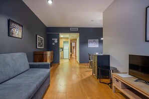 TV, offices - Eixample perfect 2 bedroom with terrace (Barcelona)