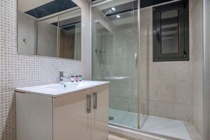 Douche, séchoir à cheveux, serviettes fournies