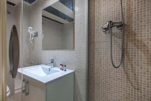 Dusj, hårføner og håndklær