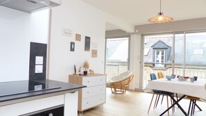 Kühlschrank, Mikrowelle, Ofen, Wasserkocher mit Kaffee-/Teezubehör