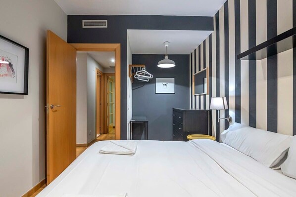 2 bedrooms, WiFi, bed sheets - 2 bedroom with balcony in Eixample district (Barcelona)