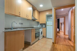 Fridge, microwave, oven, stovetop - 2 bedroom with balcony in Eixample district (Barcelona)