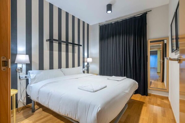 2 bedrooms, WiFi, bed sheets - 2 bedroom with balcony in Eixample district (Barcelona)
