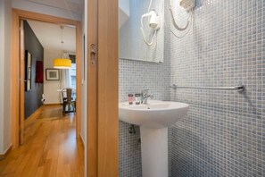 Douche, sèche-cheveux, serviettes fournies