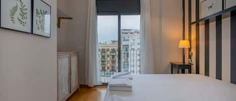 2 bedrooms, desk, iron/ironing board, WiFi