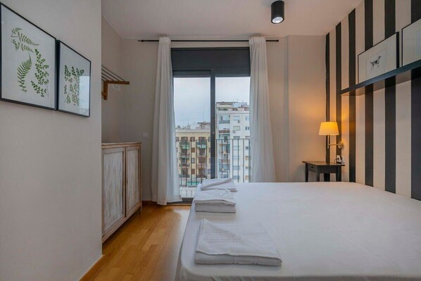2 bedrooms, desk, iron/ironing board, WiFi - 2bedroom with balcony in Eixample (Barcelona)