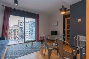 TV, offices - 2bedroom with balcony in Eixample (Barcelona)