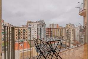 Outdoor dining - 2bedroom with balcony in Eixample (Barcelona)