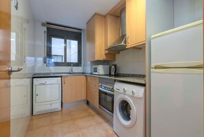 Fridge, microwave, oven, stovetop - 2bedroom with balcony in Eixample (Barcelona)