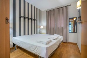 2 Schlafzimmer, Schreibtisch, Bügeleisen/Bügelbrett, WLAN