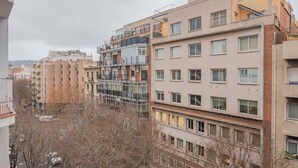 Un immeuble résidentiel à plusieurs étages, doté de balcons, de grandes fenêtres et d’un style architectural moderne.