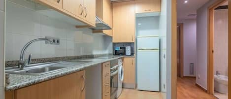 Réfrigérateur, four à micro-ondes, un four, surface de cuisson