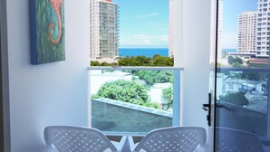 A balcony with a view of the ocean and buildings. - Reserva Del Mar 624 (Santa Marta)