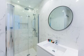 Free toiletries, hair dryer, towels - Debambú Suites (Málaga)