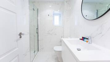 Kostenlose Toilettenartikel, Haartrockner, Handtücher