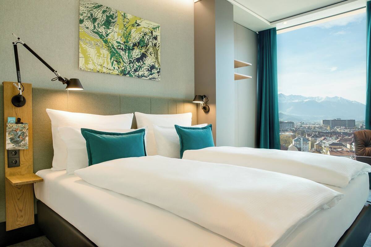 Egyptian cotton sheets, premium bedding, in-room safe, desk