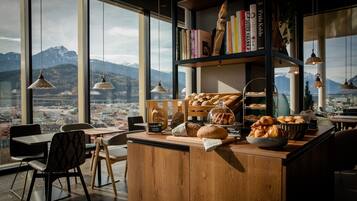 Tägliches Frühstücksbuffet gegen Gebühr