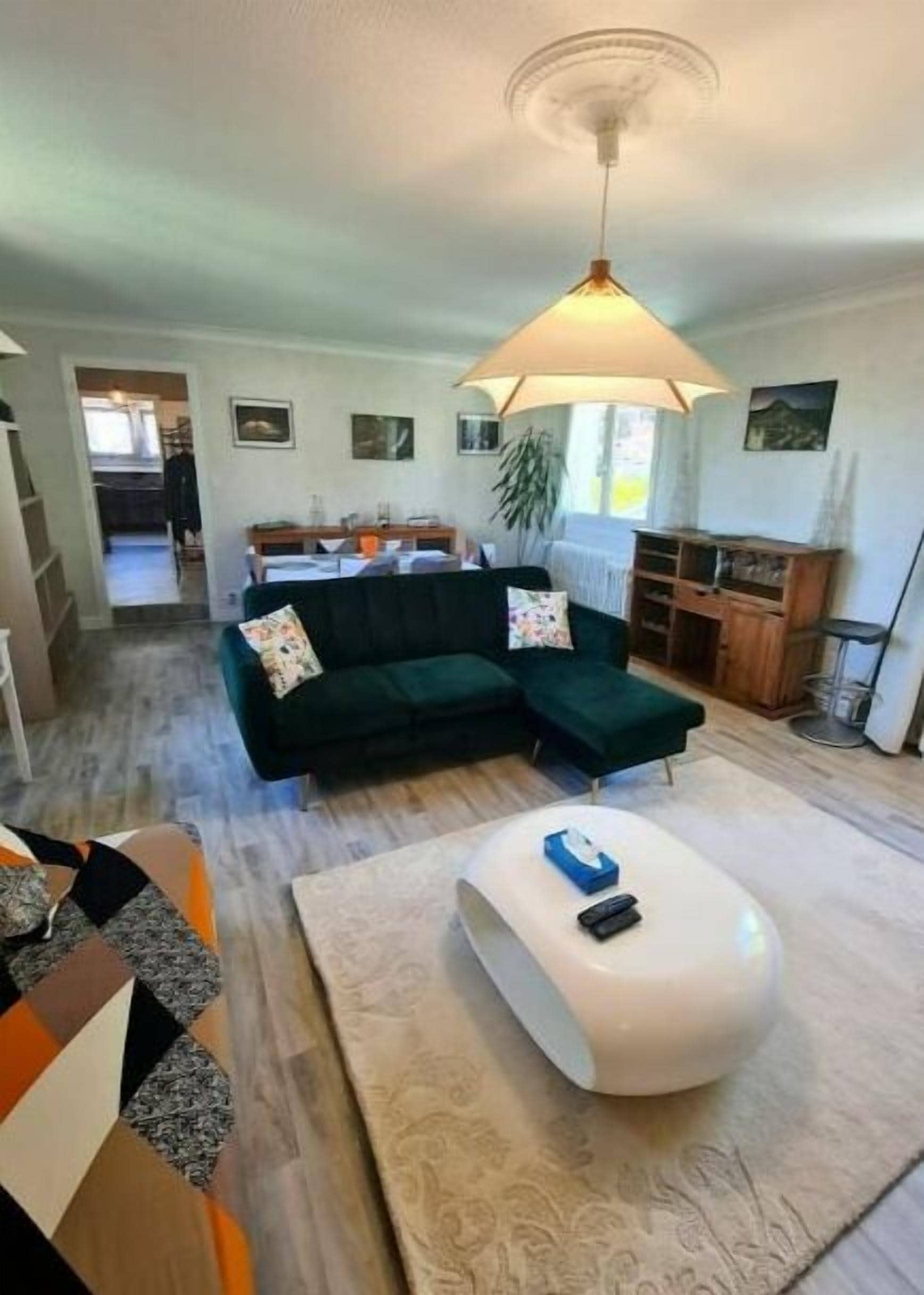Smart-TV, DVD-Player, Bücher, Stereoanlage