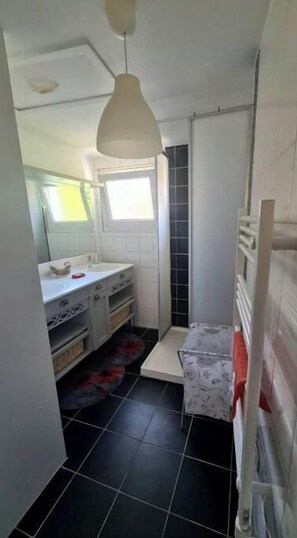 Dusche, Haartrockner, Handtücher, Seife