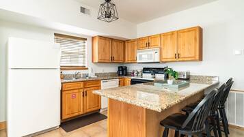 Geladeira, micro-ondas, fogão, cooktop