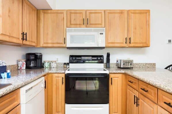 ثلاجة، ميكروويف، فرن، موقد طهي مسطح