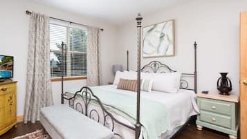 2 bedrooms, desk, iron/ironing board, WiFi