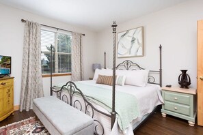 2 bedrooms, desk, iron/ironing board, WiFi - 1 Mile to PF/ 7miles to Gburg/Pools/Pool Table (Pigeon Forge)