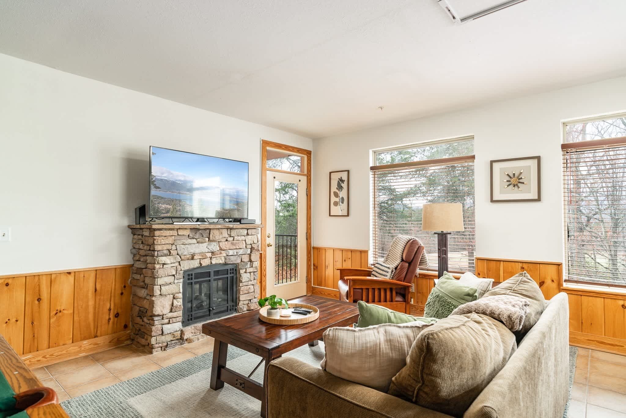 TV, peis, DVD-spiller og kontorer