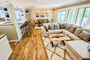 TV - Pool & Hot Tub Home w/ Game Room! 1 Mile to Beach! (Jacksonville Beach)