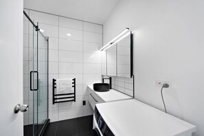 Doccia, asciugacapelli, asciugamani, sapone