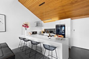 冷蔵庫、電子レンジ、オーブン、コンロ