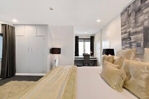 2 Schlafzimmer, Schreibtisch, Bügeleisen/Bügelbrett, Reisekinderbett