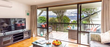 Älytelevisio, kirjoja, työhuone