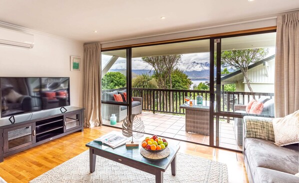 Smart-TV, bøker og kontorer