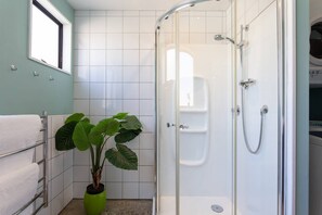 Dusche, Haartrockner, Handtücher
