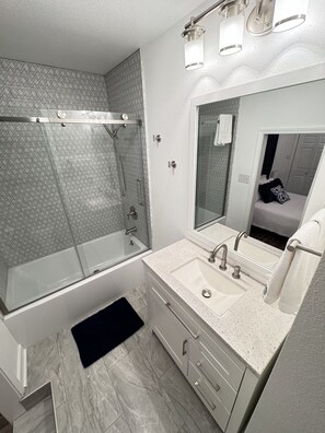 Duschwanne, Haartrockner, Handtücher, Toilettenpapier