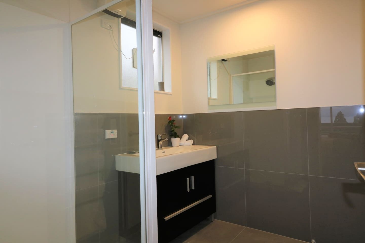 Douche, sèche-cheveux, serviettes fournies