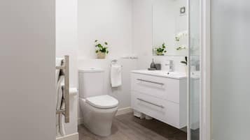 Suihku, hiustenkuivaaja, pyyhkeet, saippua