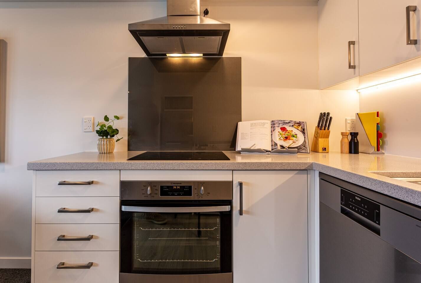 Een koelkast, een magnetron, een oven, een kookplaat