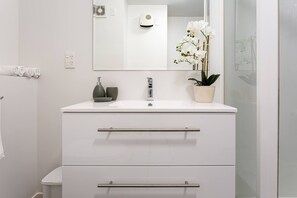 Ducha, secador de pelo, toallas y jabón