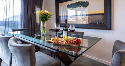 CENTRAL CITY APARTMENT FREE PARKING GREAT VIEWS