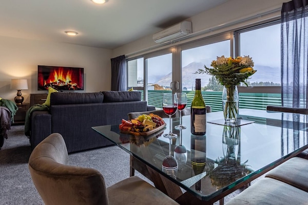 Spacious lounge