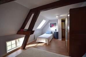 2 chambres, bureau, fer et planche Ă repasser, literie fournie