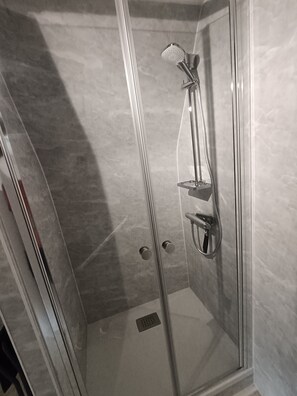Baignoire, séchoir à cheveux, serviettes fournies, savon