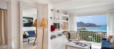 Smart-tv, böcker, en stereo och printers