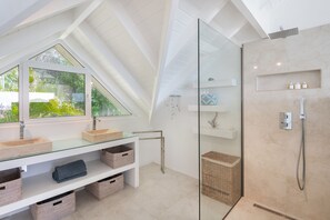 Suihku, hiustenkuivaaja, pyyhkeet, saippua