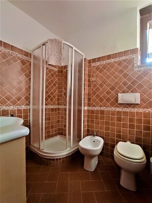 Douche, sèche-cheveux, bidet, serviettes fournies
