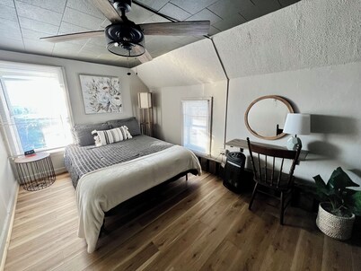 Luxury Retreat! Large 3 bedroom upstairs townhouse!Suny Potsdam in the backyard!