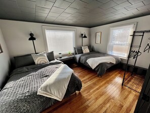 3 bedrooms, travel crib, free WiFi, bed sheets - Luxury Retreat! Large 3 bedroom upstairs townhouse!Suny Potsdam in the backyard! (Potsdam)